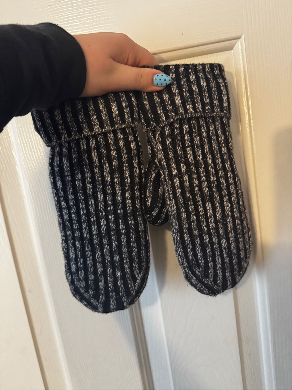 Lululemon Textured Fleece Lined Knit Mittens Black White Grey Ribbed Winter